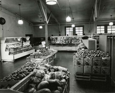 Interior of the Presidio commissary in 1959. (DeCA photo)